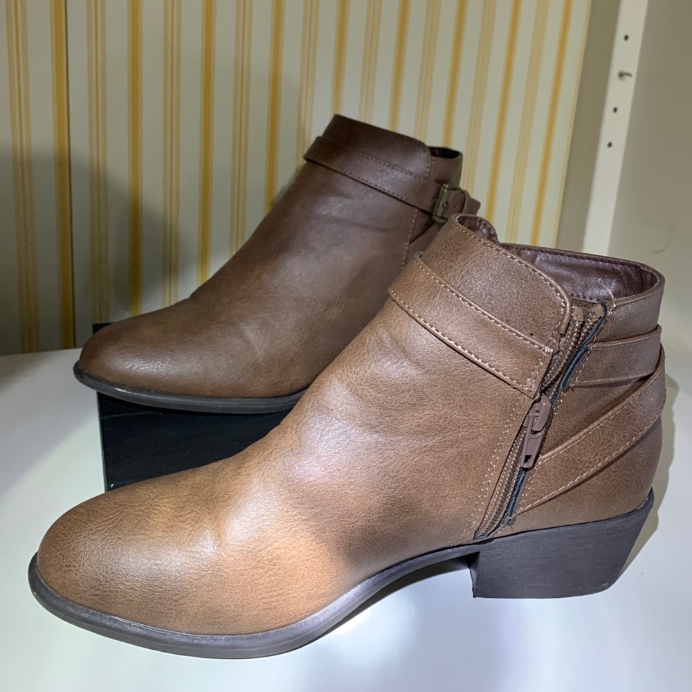 Cute Dark brown heel boots!